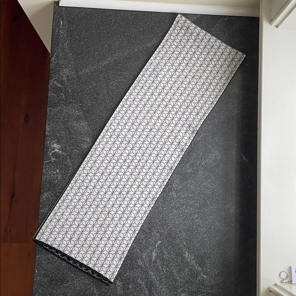 EUC Dale of Norway Black and White Pattern Scarf Diamond Geometric One Size (OS) - Picture 6 of 7